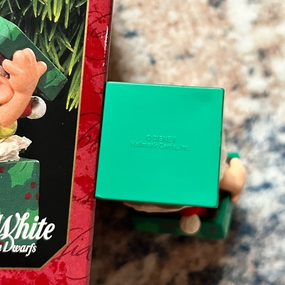 Hallmark Disney Keepsake Snow White and Dopey (Dwarf) Ornament Set 1997 in Box - Picture 15 of 15